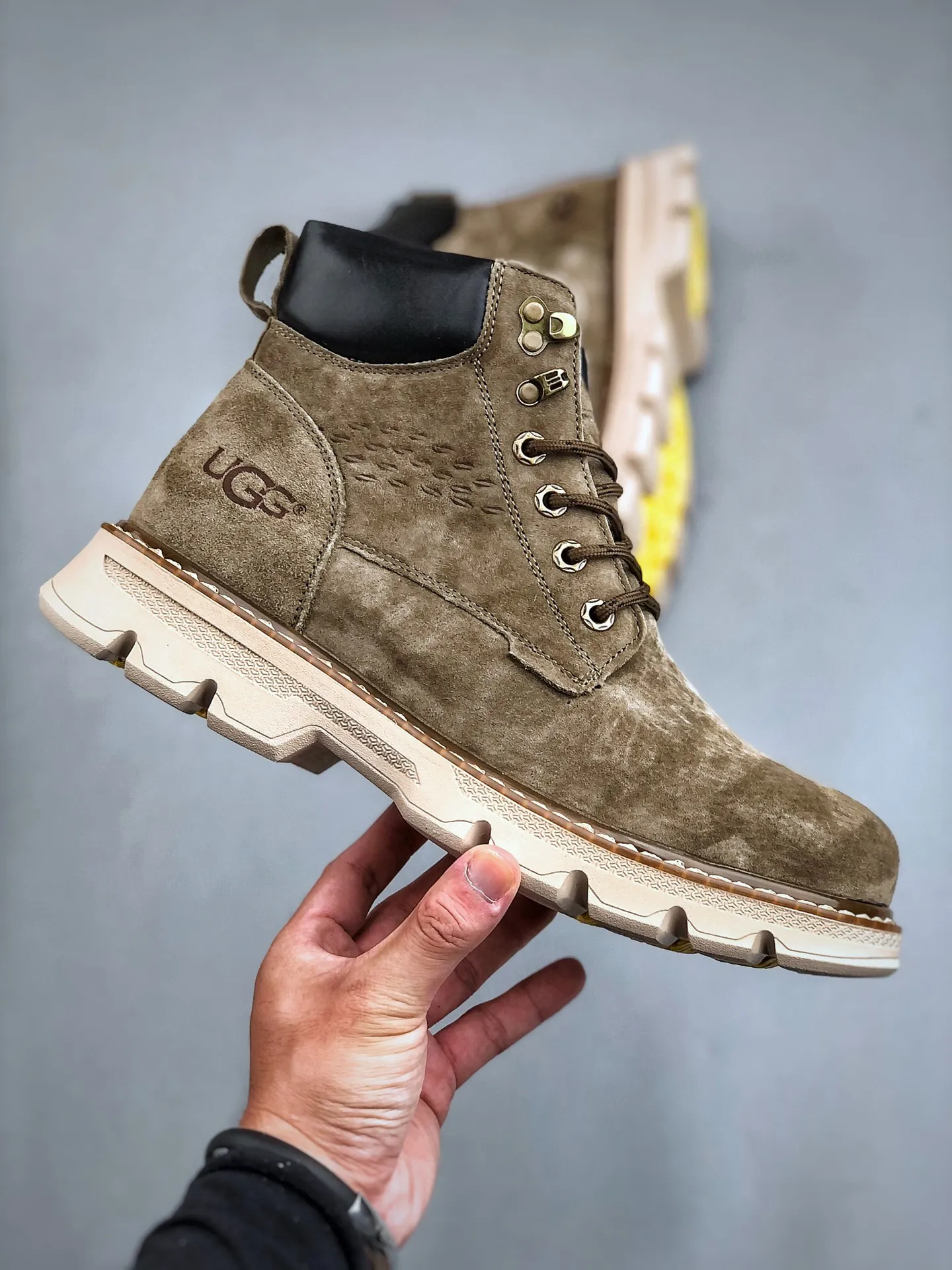 Local self-pickup💰560 supports store release New goods🚀UGG new autumn and winter men's mid-cut casual Martin boots series #Guangdong Dachang quality 25ss autumn and winter new style Fashion trend matching The fabric is imported from Italy frosted cowhide. The whole shoe is made of genuine cowhide material. The outsole and hardware are all made from OEM raw materials. Good products do not kill pigs. The quality of the first order is strictly controlled. The full set of official website unified packaging. Special products for outdoor use to prevent cold this winter. Daily casual matching A must-have for stylish men‼ American affordable luxury brand [UGG] Tasman Weather Hybrid Tasman hybrid series mid-top lightweight casual Martin boots" Size: 39-44 (one size larger than sports shoes)